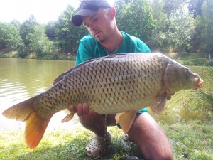 pěkný 13kg šupík který přišel těsně za hranou řídkého bahna